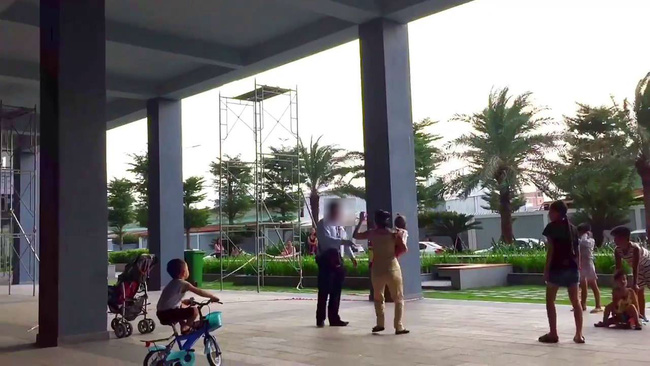 Tranh cãi việc trông con, vợ bế con lao vào chồng chửi bới, đánh nhau dữ dội