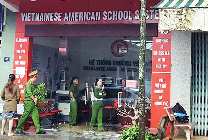 Bắt hiệu trưởng, khám xét trụ sở trường cao đẳng chui