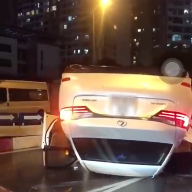 Hà Nội: Mất lái đâm vào dải phân cách, xế sang Lexus lật ngửa bụng giữa chân cầu vượt