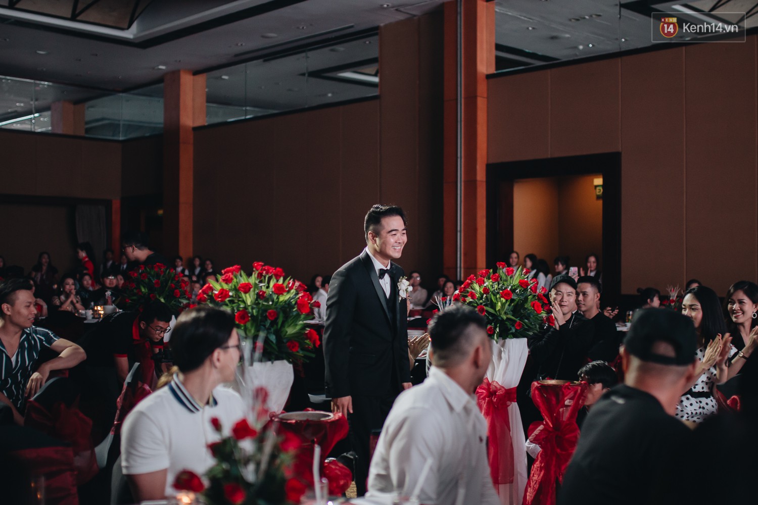 Tuyết Lan Next Top cùng ông xã hơn 9 tuổi hôn nhau ngọt ngào trong đám cưới