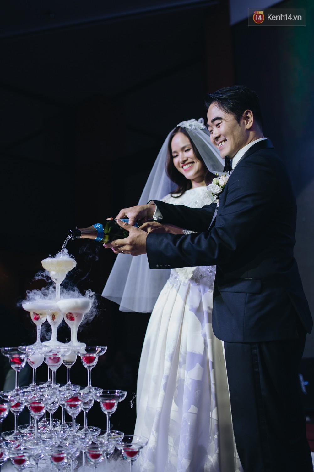 Tuyết Lan Next Top cùng ông xã hơn 9 tuổi hôn nhau ngọt ngào trong đám cưới