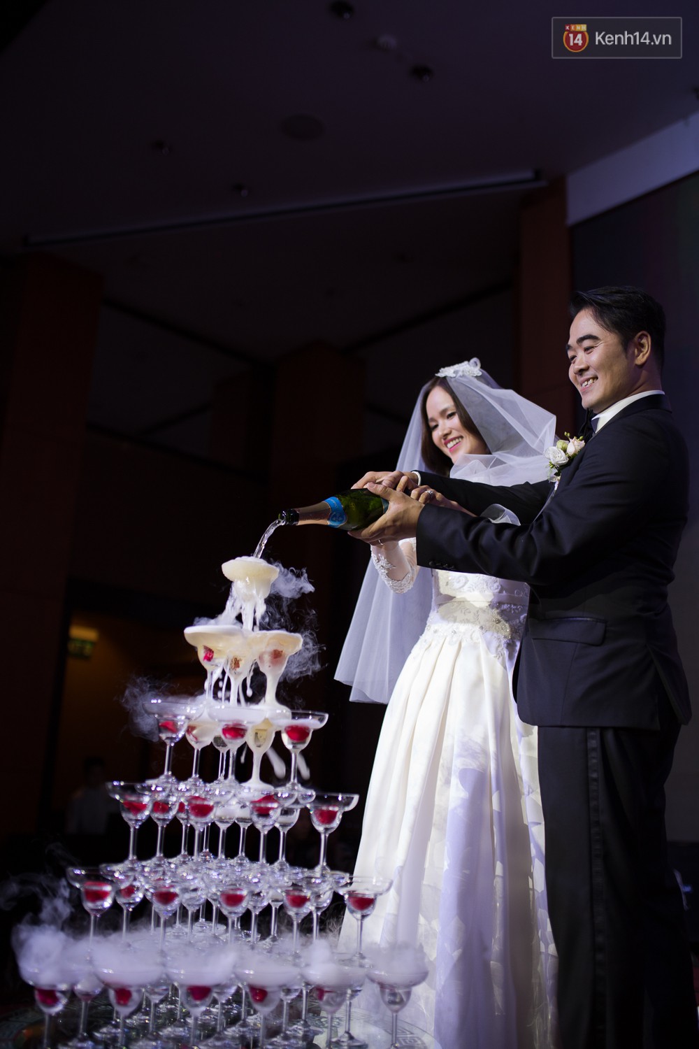 Tuyết Lan Next Top cùng ông xã hơn 9 tuổi hôn nhau ngọt ngào trong đám cưới Tuyết Lan Next Top cùng ông xã hơn 9 tuổi hôn nhau ngọt ngào trong đám cưới