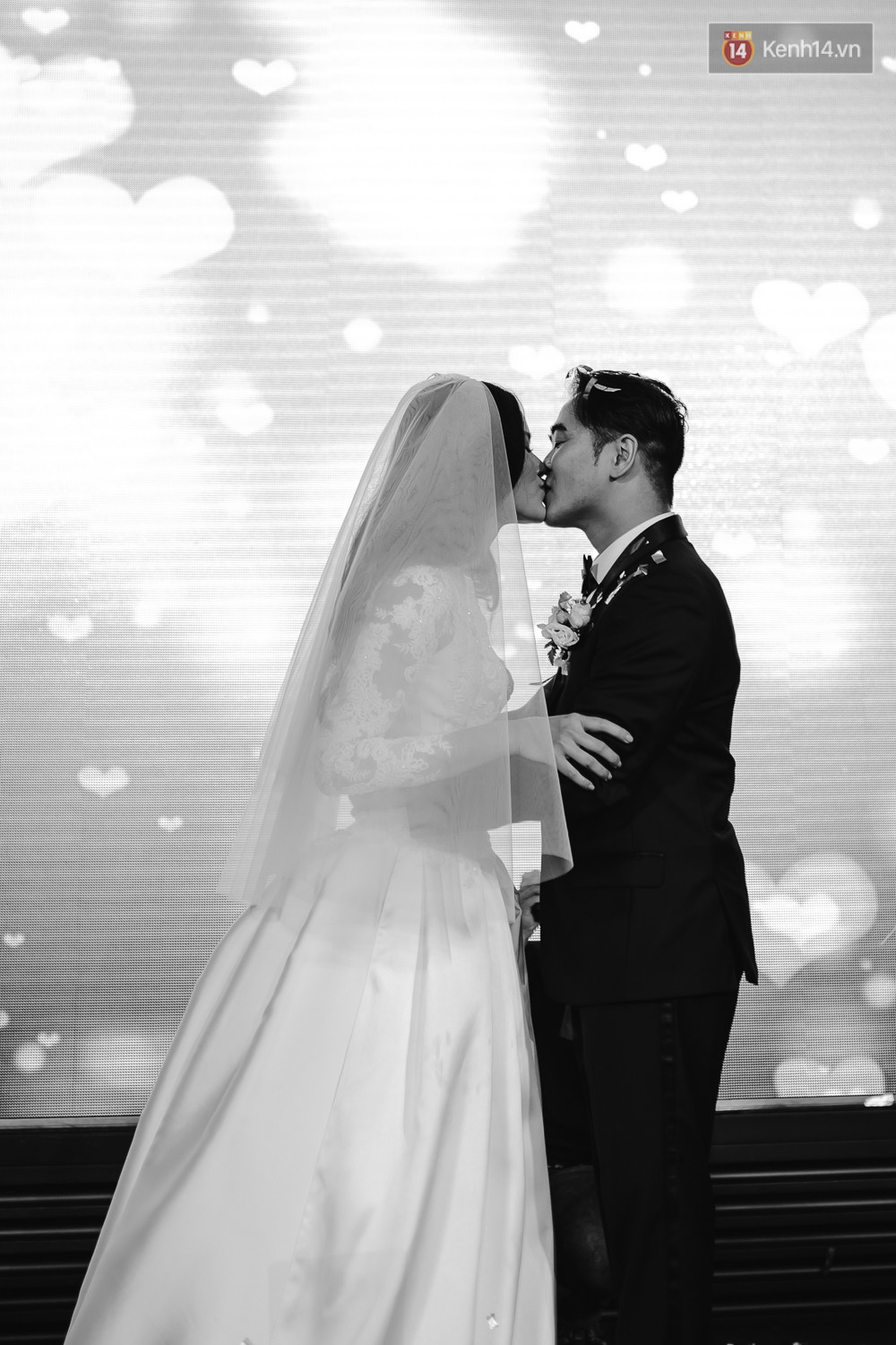 Tuyết Lan Next Top cùng ông xã hơn 9 tuổi hôn nhau ngọt ngào trong đám cưới