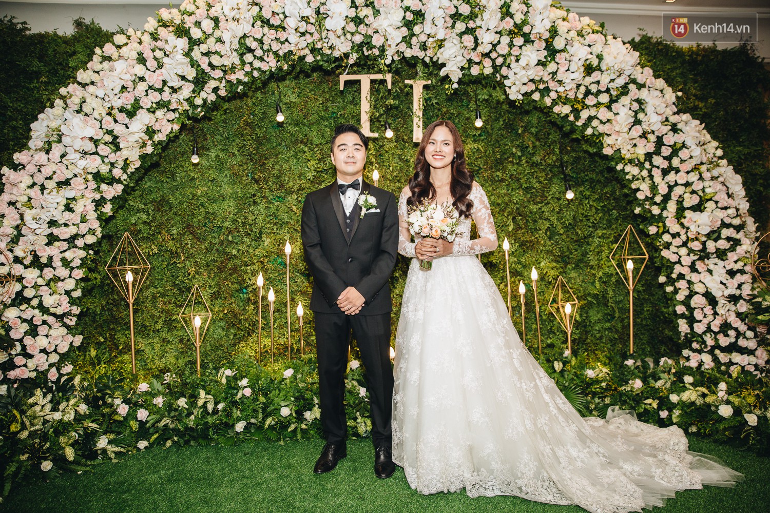 Tuyết Lan Next Top cùng ông xã hơn 9 tuổi hôn nhau ngọt ngào trong đám cưới Tuyết Lan Next Top cùng ông xã hơn 9 tuổi hôn nhau ngọt ngào trong đám cưới