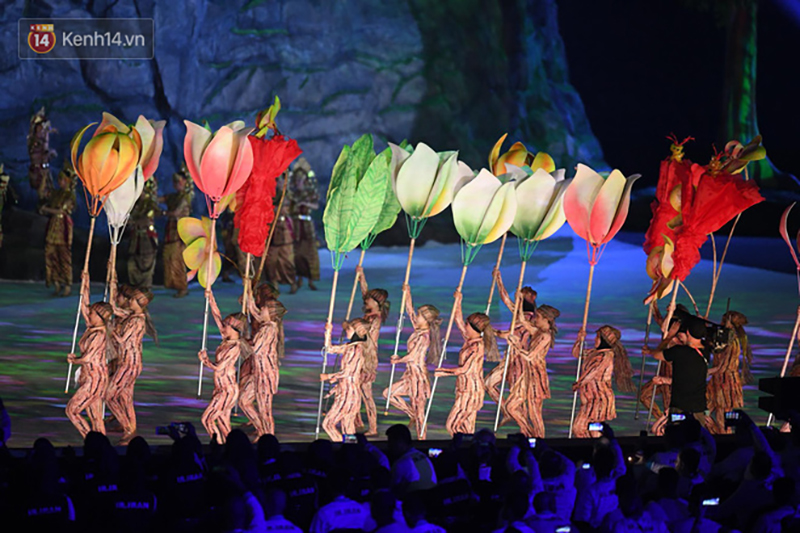 Hot boy đấu kiếm Vũ Thành An cầm cờ cho đoàn TTVN diễu hành tại lễ khai mạc ASIAD 2018