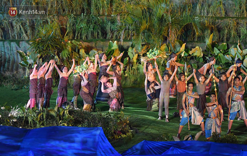 Hot boy đấu kiếm Vũ Thành An cầm cờ cho đoàn TTVN diễu hành tại lễ khai mạc ASIAD 2018