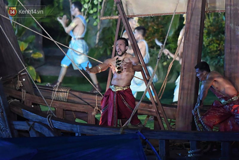 Hot boy đấu kiếm Vũ Thành An cầm cờ cho đoàn TTVN diễu hành tại lễ khai mạc ASIAD 2018