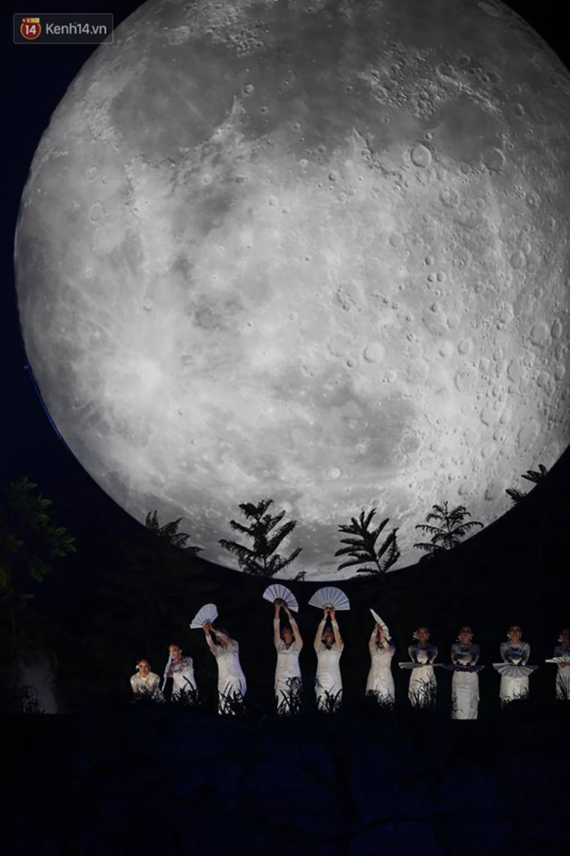 Hot boy đấu kiếm Vũ Thành An cầm cờ cho đoàn TTVN diễu hành tại lễ khai mạc ASIAD 2018