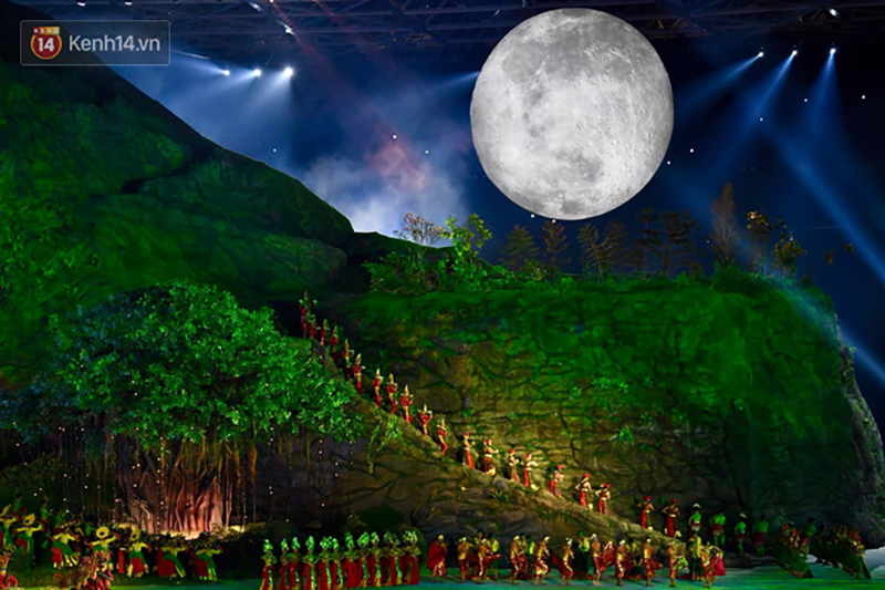 Hot boy đấu kiếm Vũ Thành An cầm cờ cho đoàn TTVN diễu hành tại lễ khai mạc ASIAD 2018