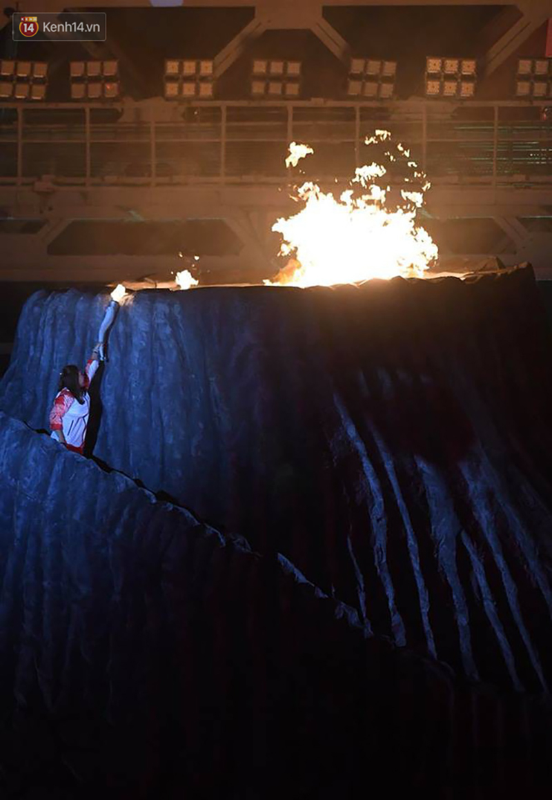 Hot boy đấu kiếm Vũ Thành An cầm cờ cho đoàn TTVN diễu hành tại lễ khai mạc ASIAD 2018