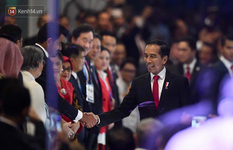 Hot boy đấu kiếm Vũ Thành An cầm cờ cho đoàn TTVN diễu hành tại lễ khai mạc ASIAD 2018