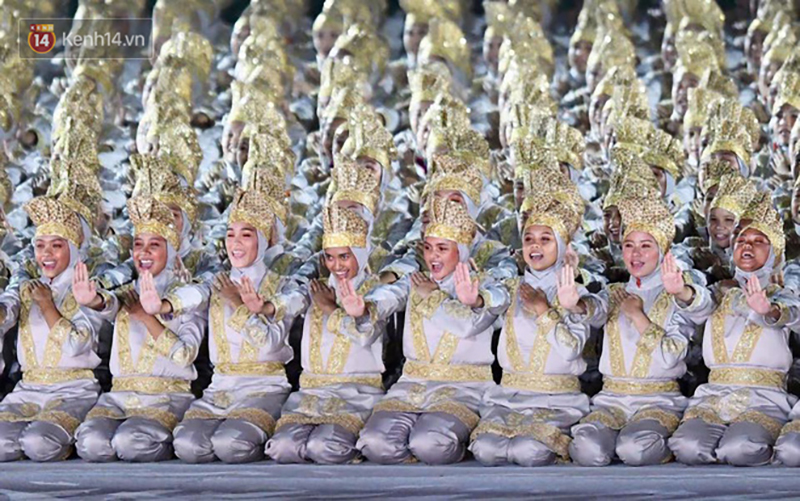 Hot boy đấu kiếm Vũ Thành An cầm cờ cho đoàn TTVN diễu hành tại lễ khai mạc ASIAD 2018