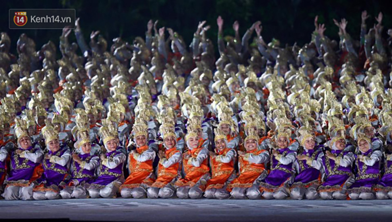 Hot boy đấu kiếm Vũ Thành An cầm cờ cho đoàn TTVN diễu hành tại lễ khai mạc ASIAD 2018