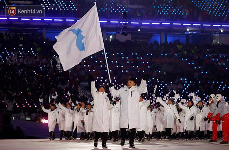 Hot boy đấu kiếm Vũ Thành An cầm cờ cho đoàn TTVN diễu hành tại lễ khai mạc ASIAD 2018