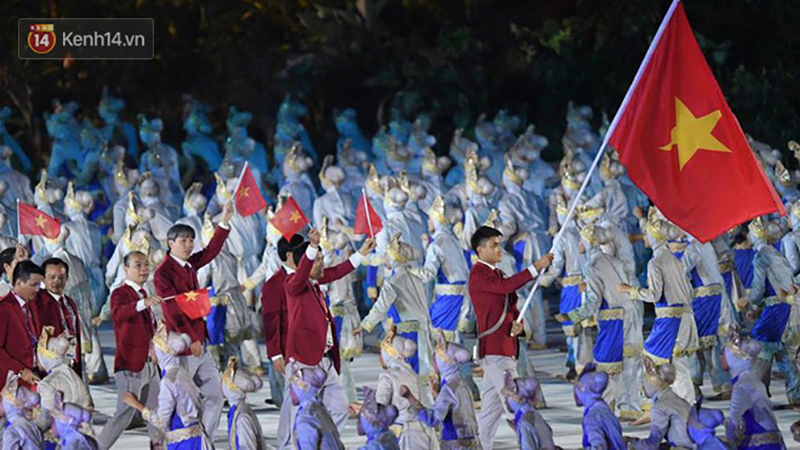 Hot boy đấu kiếm Vũ Thành An cầm cờ cho đoàn TTVN diễu hành tại lễ khai mạc ASIAD 2018