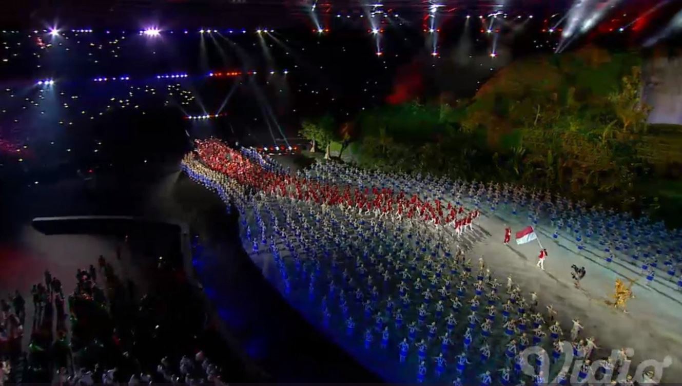 Hot boy đấu kiếm Vũ Thành An cầm cờ cho đoàn TTVN diễu hành tại lễ khai mạc ASIAD 2018