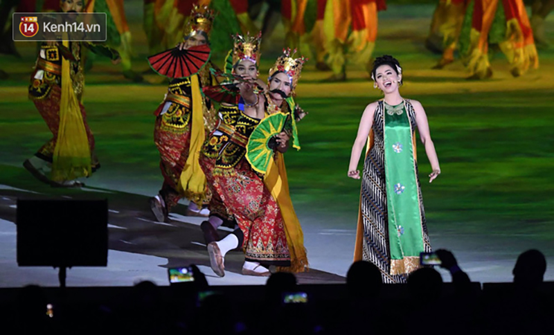 Hot boy đấu kiếm Vũ Thành An cầm cờ cho đoàn TTVN diễu hành tại lễ khai mạc ASIAD 2018