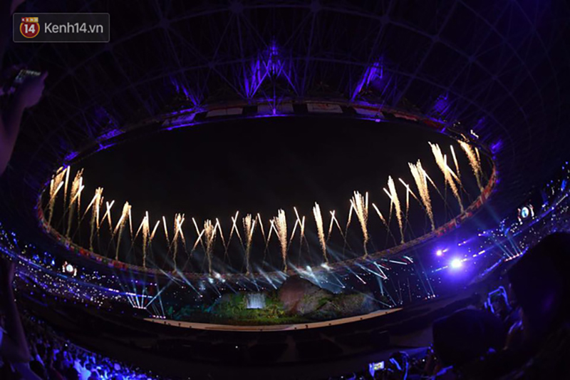 Hot boy đấu kiếm Vũ Thành An cầm cờ cho đoàn TTVN diễu hành tại lễ khai mạc ASIAD 2018