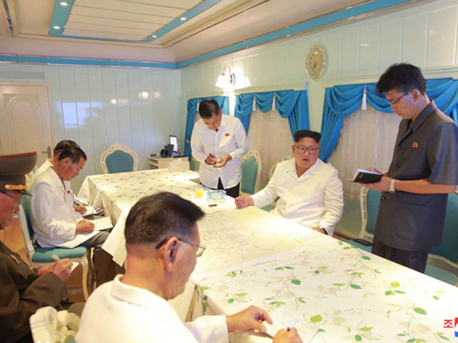 Triều Tiên lần đầu công bố hình ảnh gây sốt: Nhà lãnh đạo Kim Jong-un dầm mưa đi thị sát