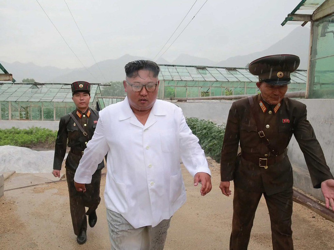 Triều Tiên lần đầu công bố hình ảnh gây sốt: Nhà lãnh đạo Kim Jong-un dầm mưa đi thị sát