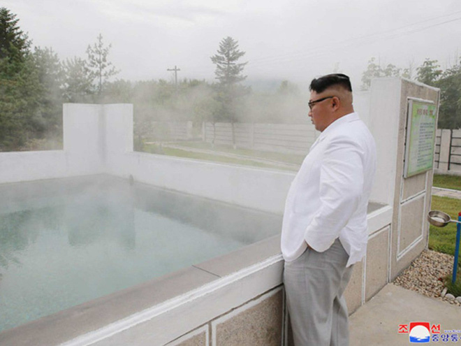 Triều Tiên lần đầu công bố hình ảnh gây sốt: Nhà lãnh đạo Kim Jong-un dầm mưa đi thị sát