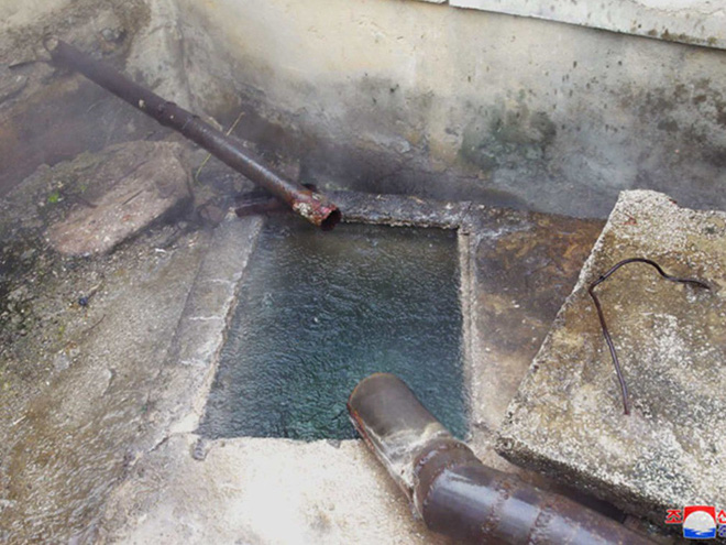 Triều Tiên lần đầu công bố hình ảnh gây sốt: Nhà lãnh đạo Kim Jong-un dầm mưa đi thị sát