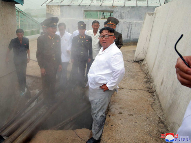 Triều Tiên lần đầu công bố hình ảnh gây sốt: Nhà lãnh đạo Kim Jong-un dầm mưa đi thị sát