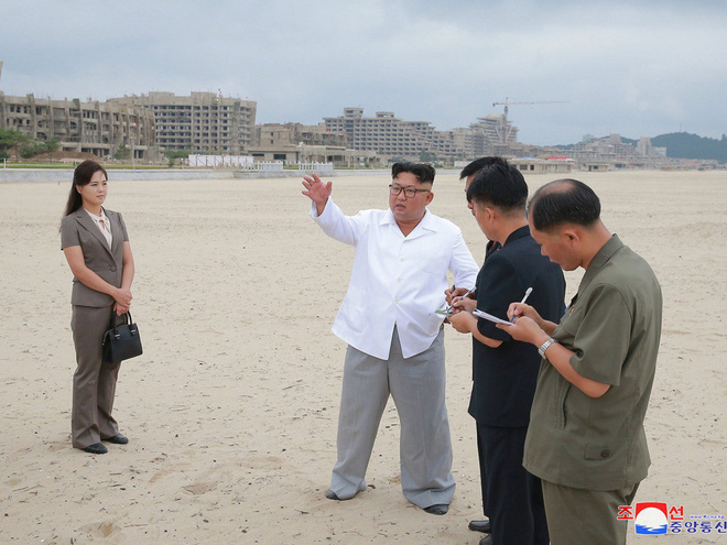 Triều Tiên lần đầu công bố hình ảnh gây sốt: Nhà lãnh đạo Kim Jong-un dầm mưa đi thị sát