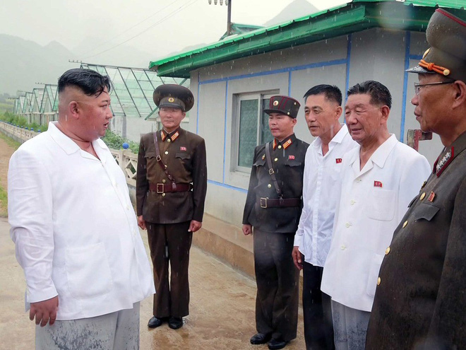 Triều Tiên lần đầu công bố hình ảnh gây sốt: Nhà lãnh đạo Kim Jong-un dầm mưa đi thị sát