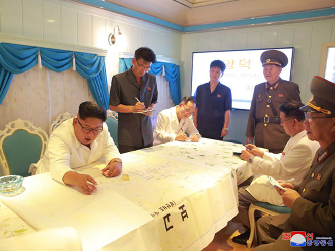 Triều Tiên lần đầu công bố hình ảnh gây sốt: Nhà lãnh đạo Kim Jong-un dầm mưa đi thị sát