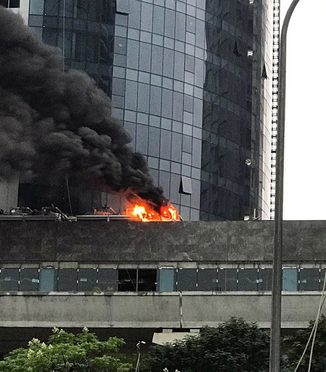 Cháy lớn tại tòa nhà FLC đang xây dựng trên đường Cầu Giấy