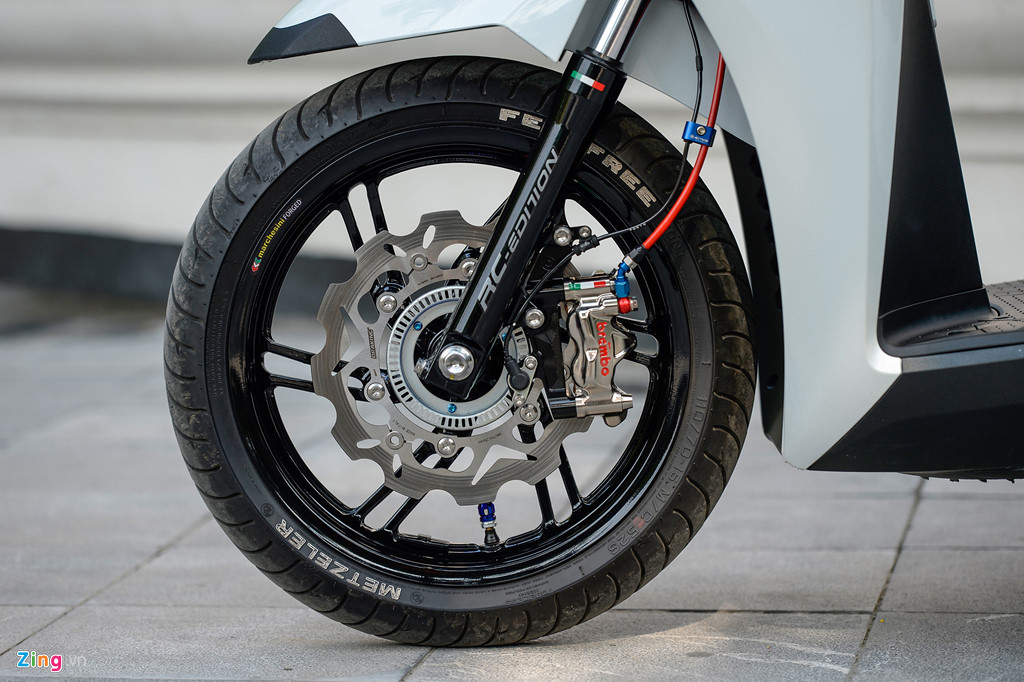 Honda SH 300i độ gần 200 triệu tiền đồ chơi tại Hà Nội