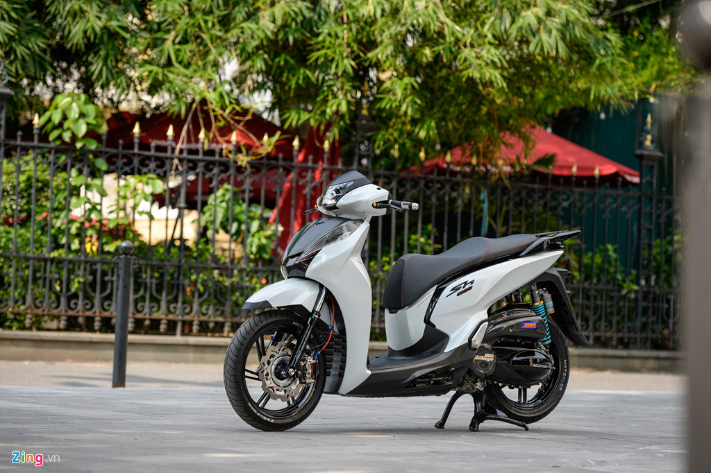 Honda SH 300i độ gần 200 triệu tiền đồ chơi tại Hà Nội