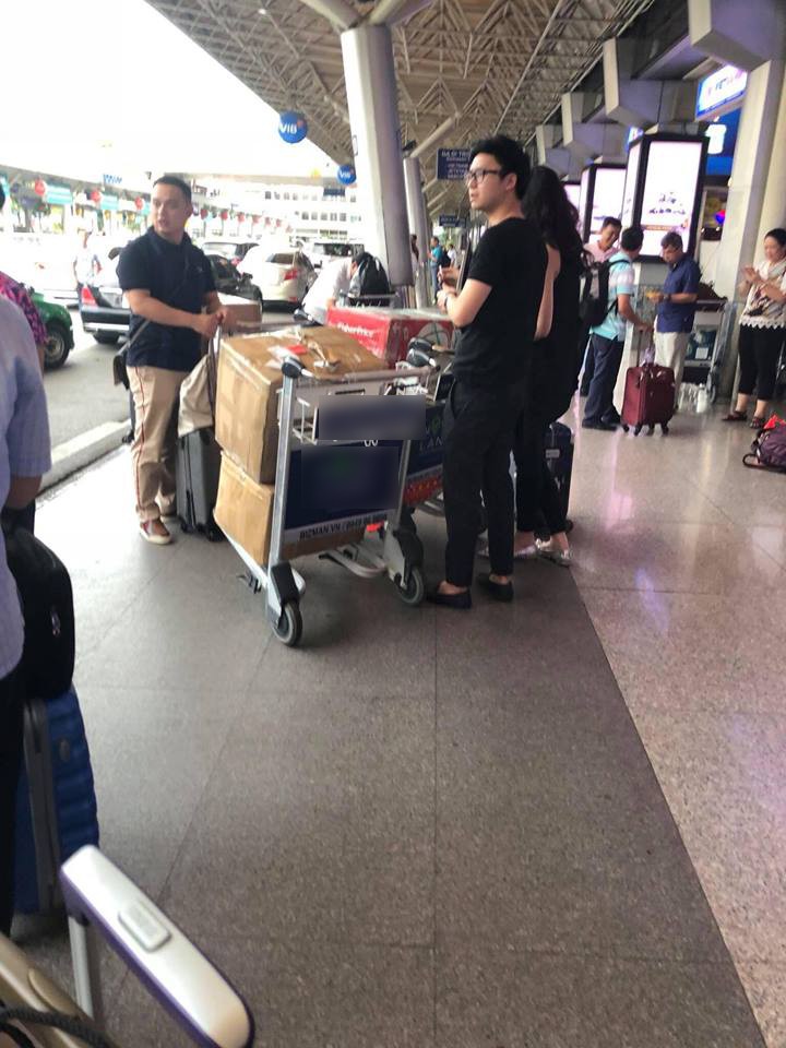 Á hậu Tú Anh lần đầu xuất hiện cùng chồng sau đám cưới nhưng chi tiết đồ trẻ sơ sinh mới là điều mọi người quan tâm