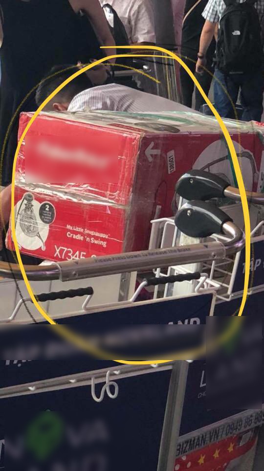 Á hậu Tú Anh lần đầu xuất hiện cùng chồng sau đám cưới nhưng chi tiết đồ trẻ sơ sinh mới là điều mọi người quan tâm