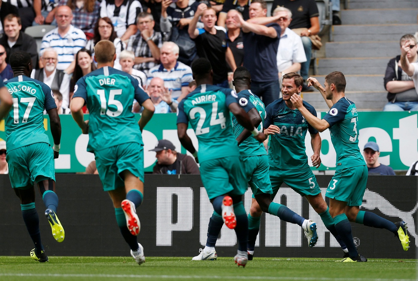 Chelsea đại chiến Arsenal, Ronaldo ra mắt Serie A