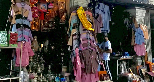 Những mặt hàng bán đắt như tôm tươi tháng cô hồn