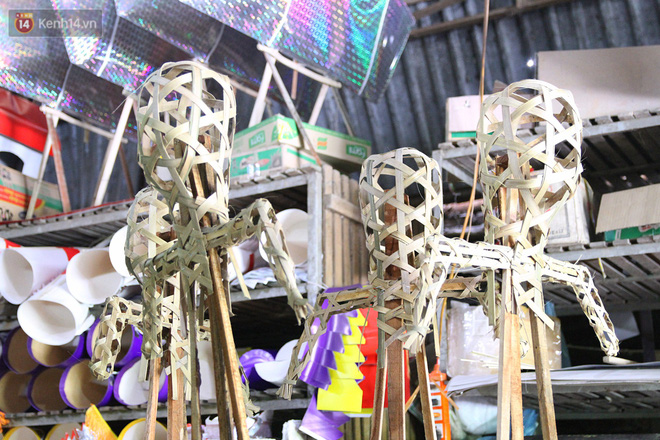 Thủ phủ vàng mã lớn nhất Hà Nội bán cô dâu, chú rể và cả osin cao cấp để đốt cho người cõi âm