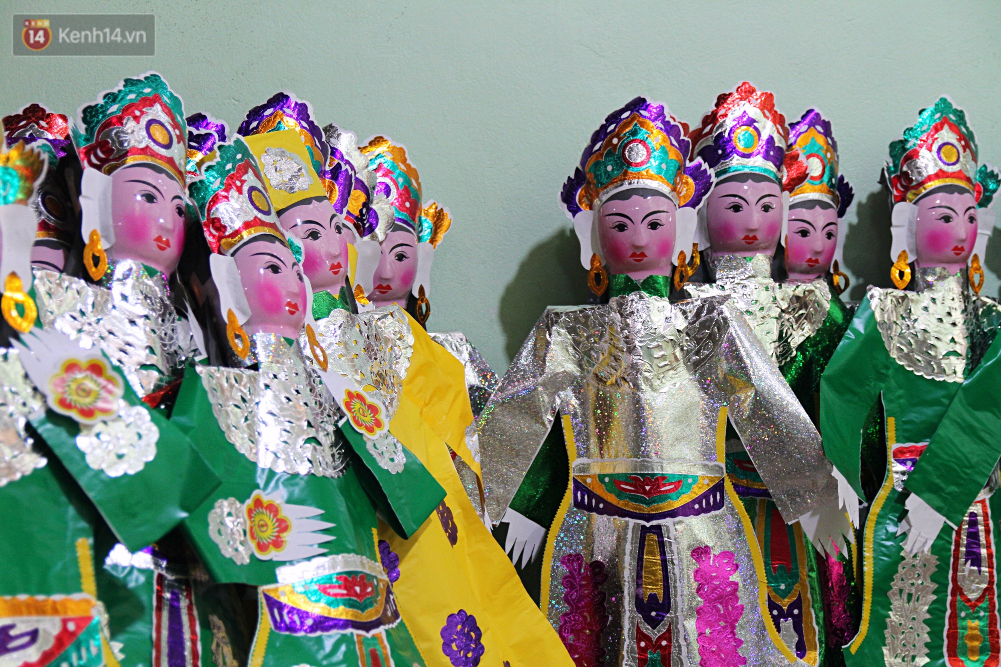 Thủ phủ vàng mã lớn nhất Hà Nội bán cô dâu, chú rể và cả osin cao cấp để đốt cho người cõi âm