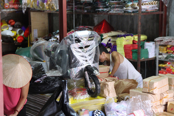 Thủ phủ vàng mã lớn nhất Hà Nội bán cô dâu, chú rể và cả osin cao cấp để đốt cho người cõi âm