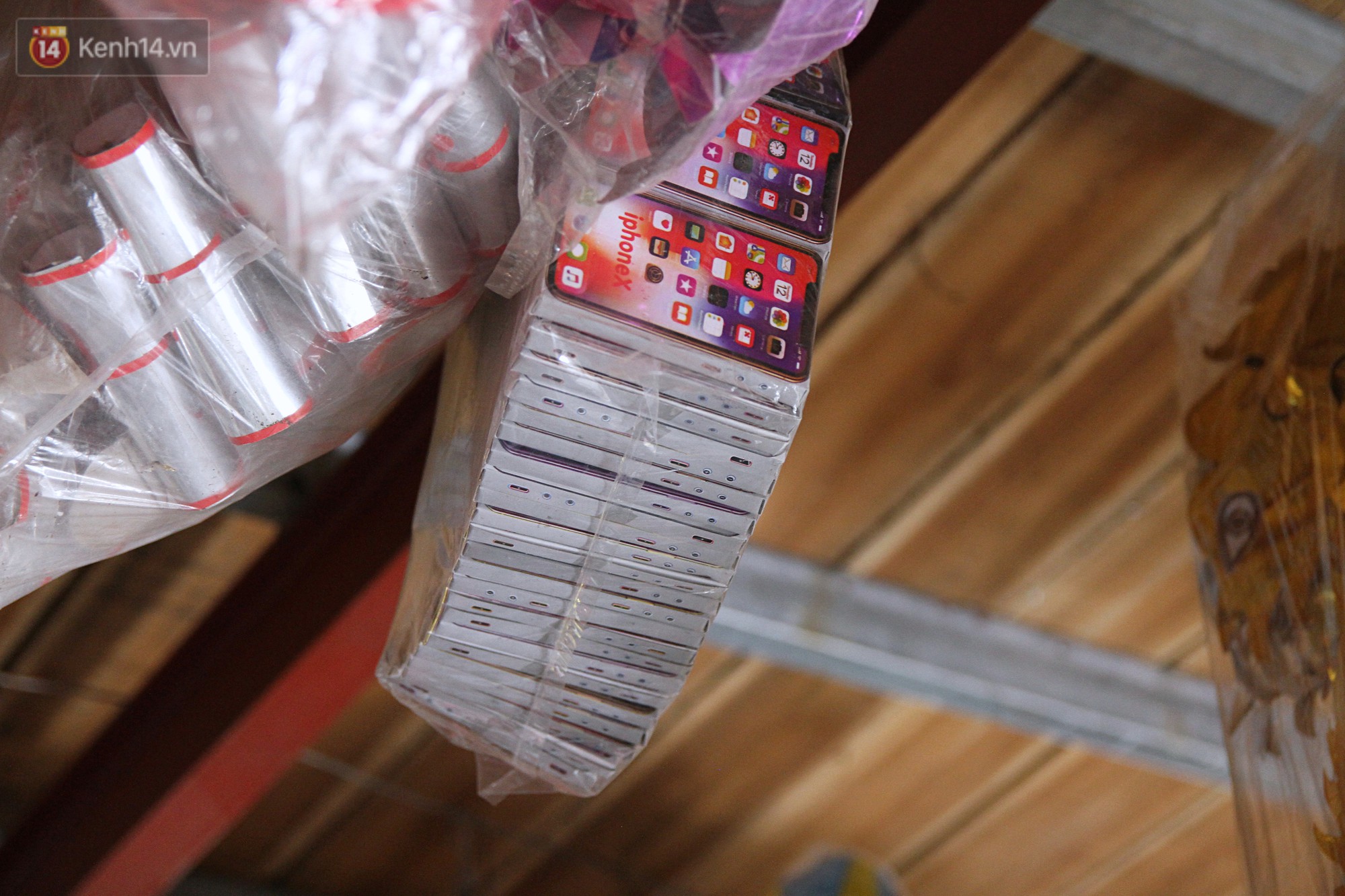 Thủ phủ vàng mã lớn nhất Hà Nội bán cô dâu, chú rể và cả osin cao cấp để đốt cho người cõi âm