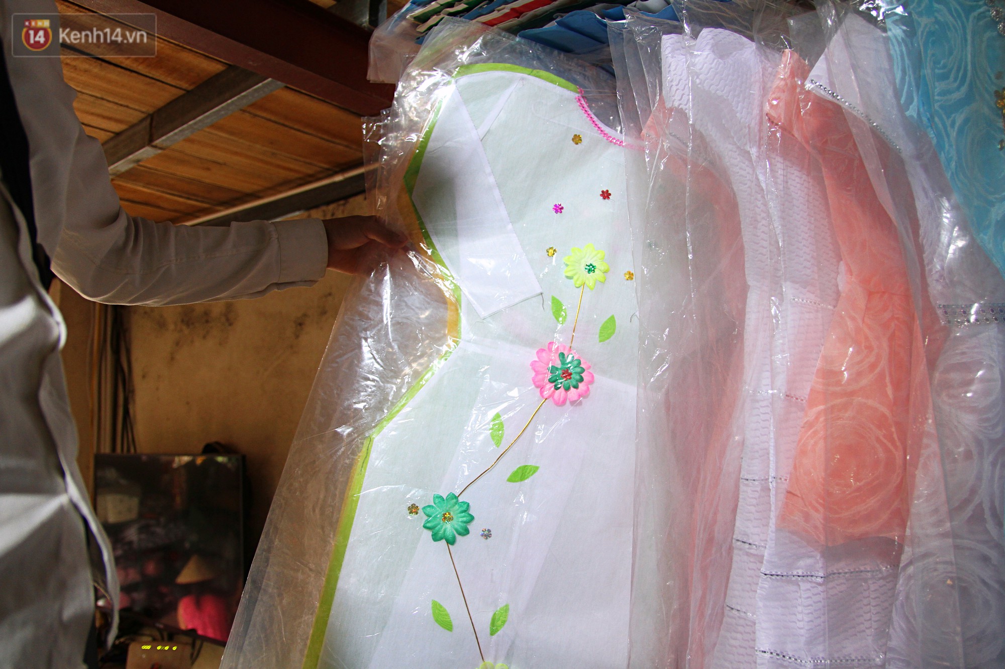 Thủ phủ vàng mã lớn nhất Hà Nội bán cô dâu, chú rể và cả osin cao cấp để đốt cho người cõi âm