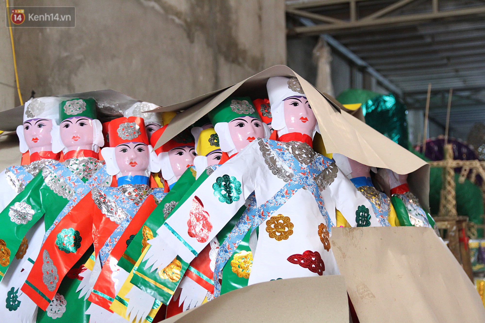 Thủ phủ vàng mã lớn nhất Hà Nội bán cô dâu, chú rể và cả osin cao cấp để đốt cho người cõi âm