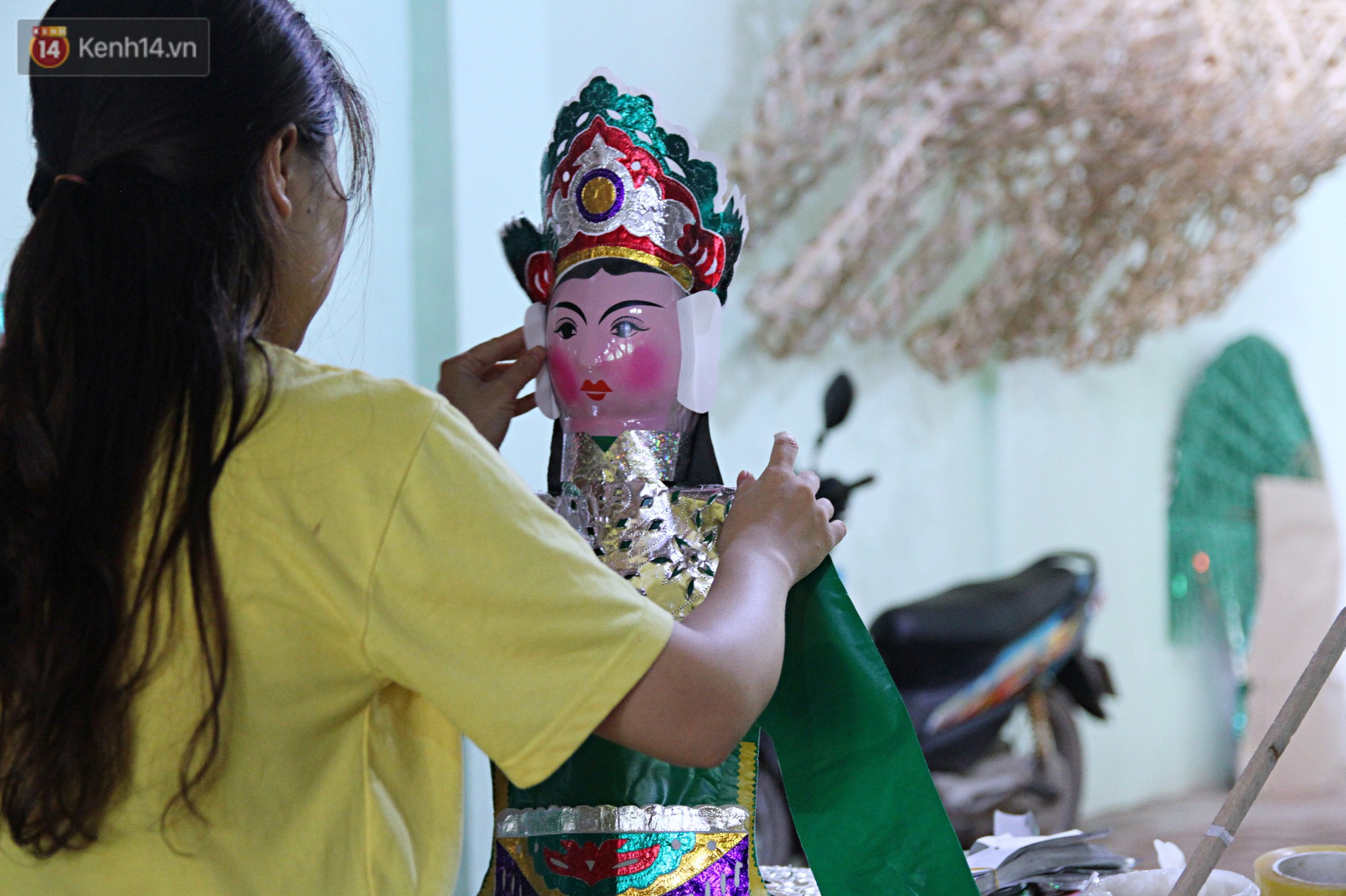 Thủ phủ vàng mã lớn nhất Hà Nội bán cô dâu, chú rể và cả osin cao cấp để đốt cho người cõi âm