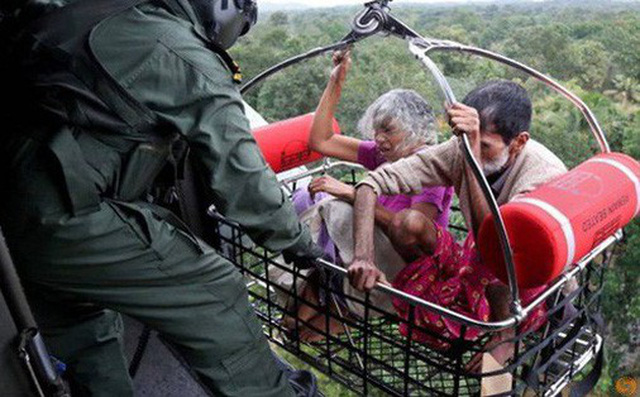 Vừa mở cửa nước tràn vào nhà, ra tới đường nước sâu đến cổ