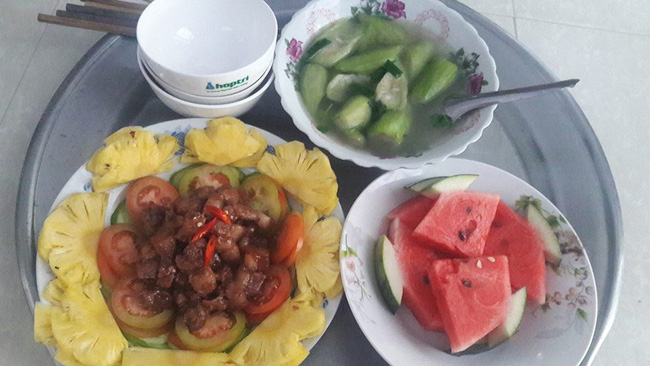 Không chỉ bị chê mâm cơm 4 người mà lèo tèo chẳng có gì để gắp, mẹ trẻ còn bị soi dùng đồ ăn sai cách