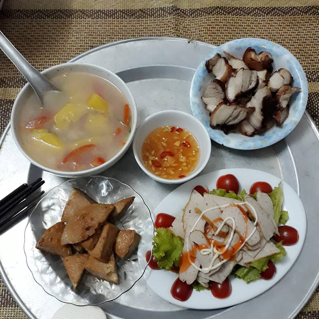 Không chỉ bị chê mâm cơm 4 người mà lèo tèo chẳng có gì để gắp, mẹ trẻ còn bị soi dùng đồ ăn sai cách