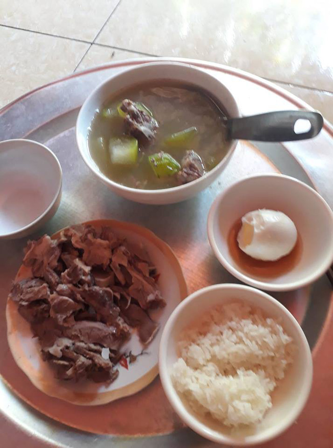 Không chỉ bị chê mâm cơm 4 người mà lèo tèo chẳng có gì để gắp, mẹ trẻ còn bị soi dùng đồ ăn sai cách