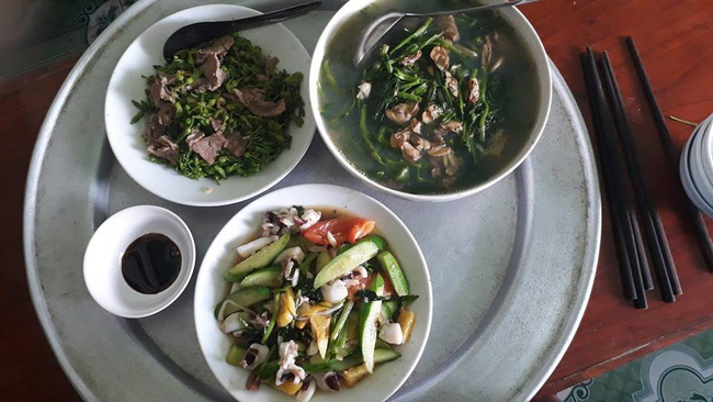 Không chỉ bị chê mâm cơm 4 người mà lèo tèo chẳng có gì để gắp, mẹ trẻ còn bị soi dùng đồ ăn sai cách