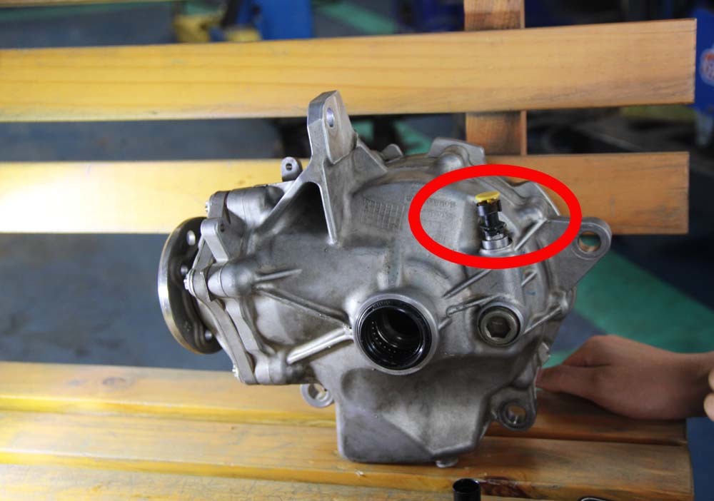 Ống thở vi sai giúp Mercedes GLC lội nước giá một triệu đồng